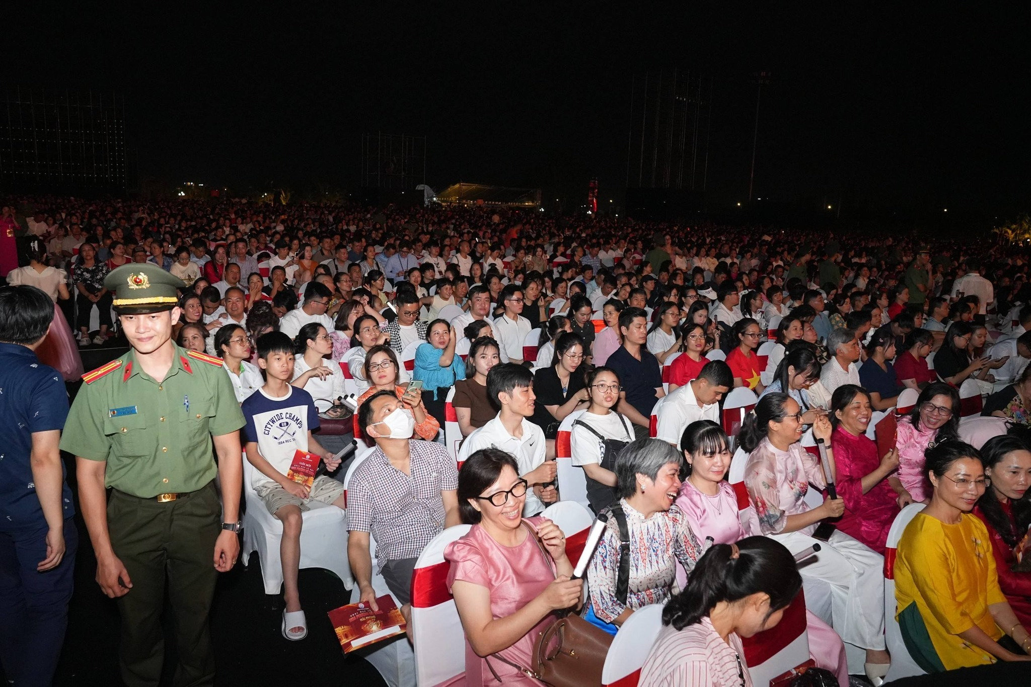 Đông đảo người dân tham gia lễ hội.