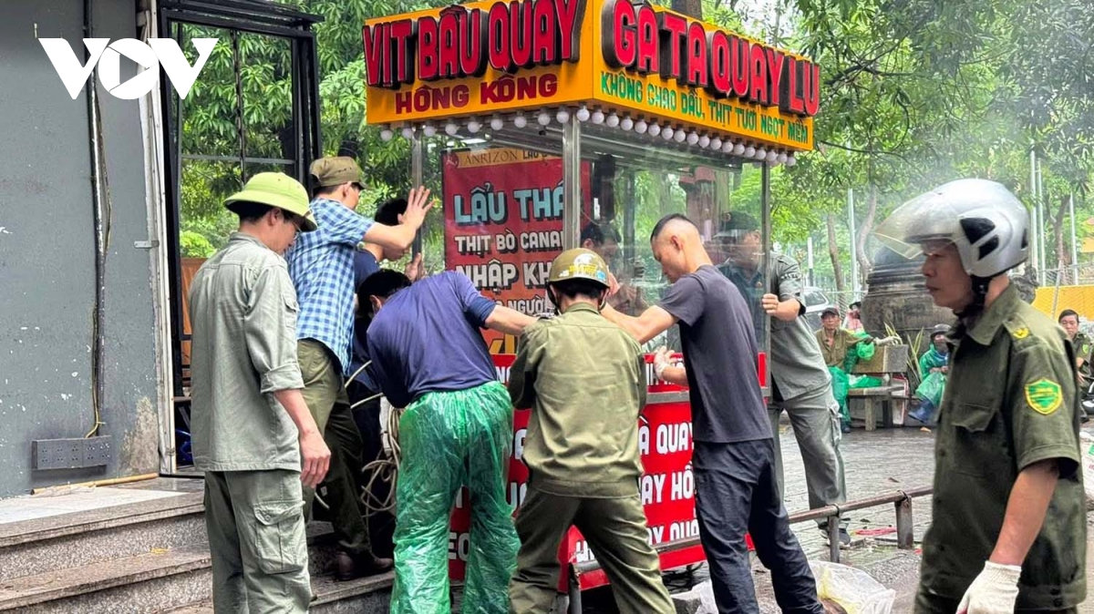 ha noi ra quan dep cho coc duoi chan chung cu hh linh Dam hinh anh 2
