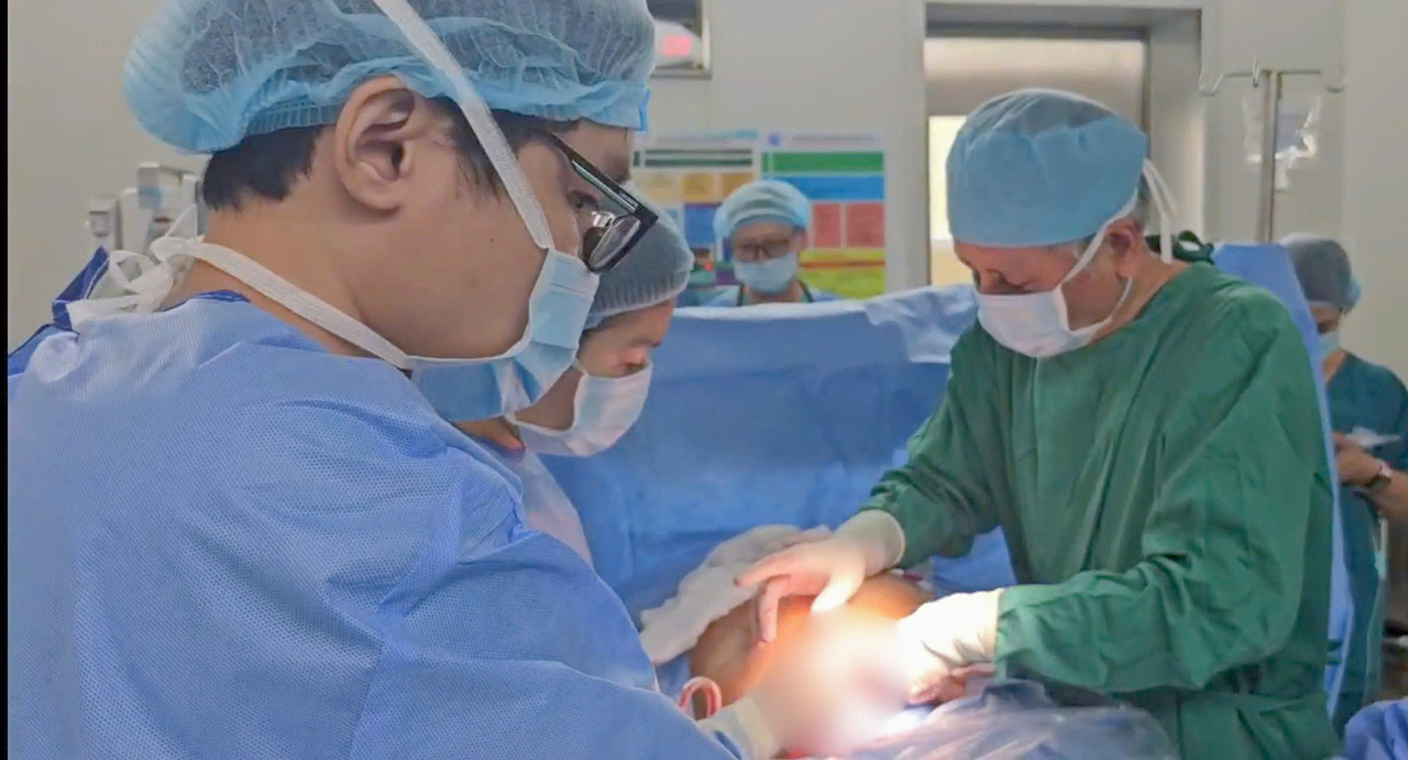 Các bác sĩ thực hiện mổ lấy thai nhi ở tuần thứ 38. (Ảnh: BVCC)