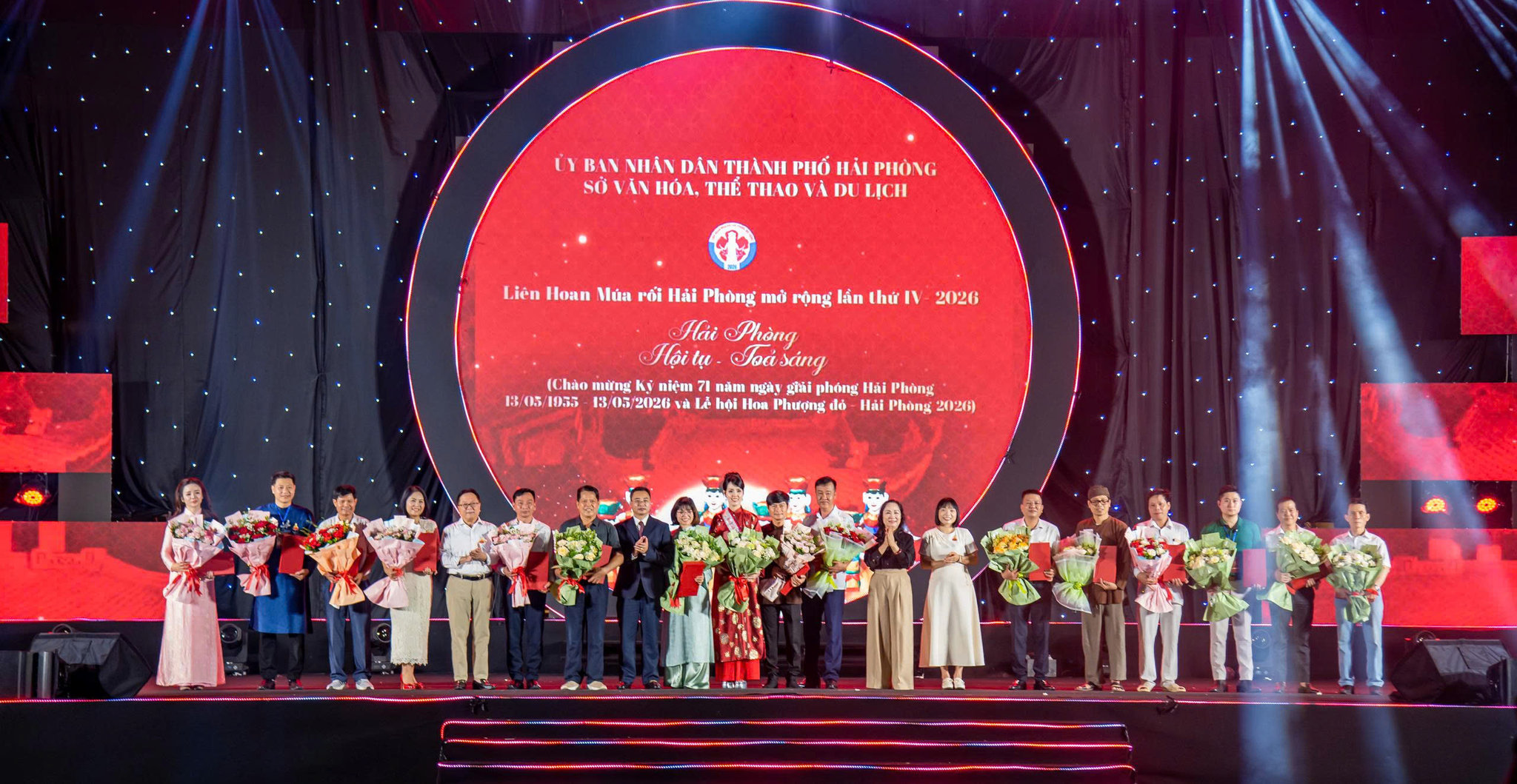 Ngày 9/5, trong khuôn khổ Lễ hội Hoa phượng đỏ Hải Phòng, tại Quảng trường Nhà hát thành phố diễn ra Lễ khai mạc liên hoan Múa rối Hải Phòng mở rộng lần thứ IV - 2026. Đây là sự kiện văn hoá nghệ thuật thường niên, đặc sắc, giàu bản sắc dân tộc, mang đậm dấu ấn của thành phố Cảng năng động, sáng tạo và hội nhập.