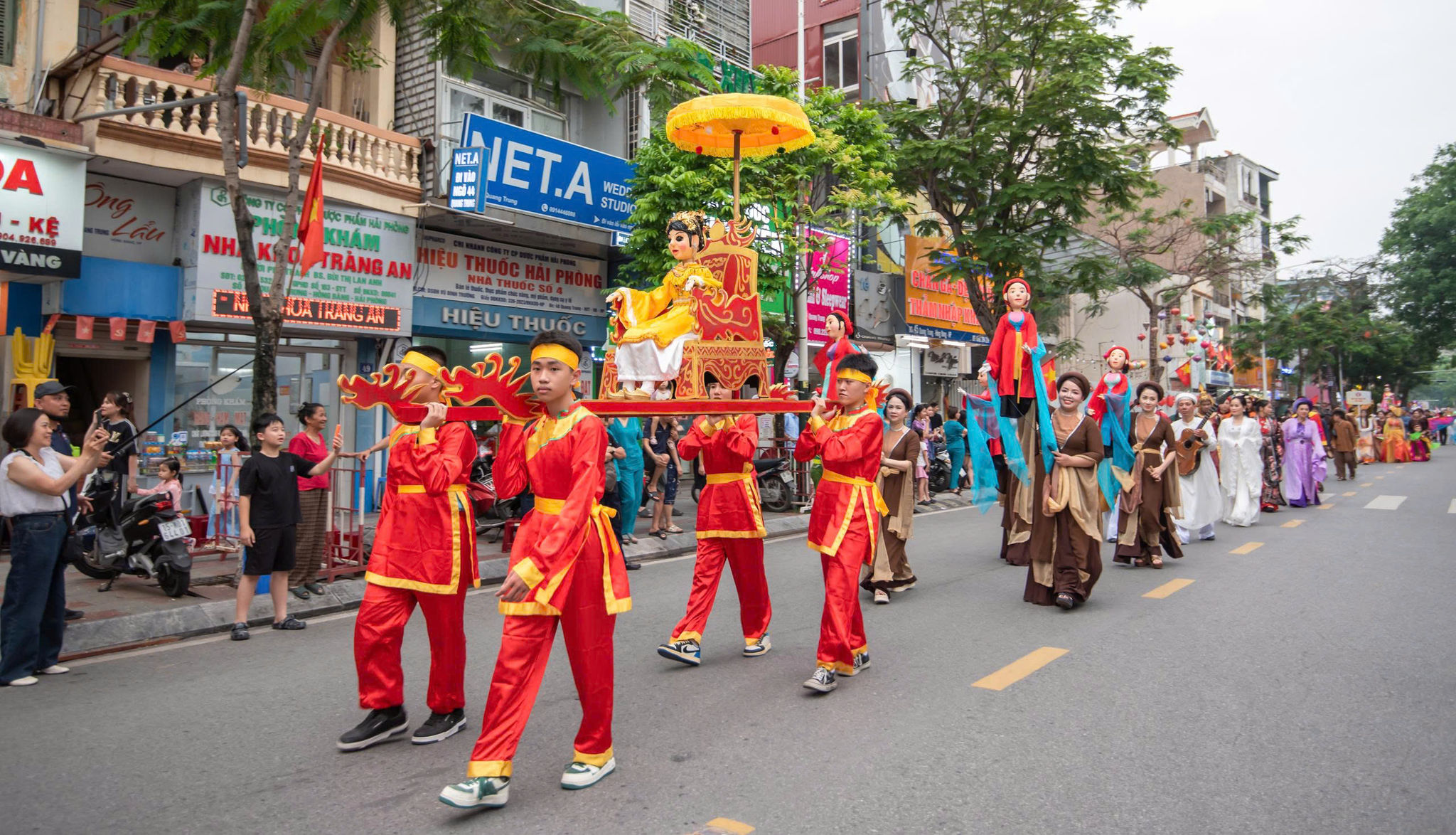 Rất nhiều các nghệ sĩ, diễn viên, nghệ nhân, người hâm mộ trong Thành phố, các tỉnh, thành bạn và các quốc gia, vùng lãnh thổ trên thế giới đã hội tụ về với TP Hải Phòng và cùng nhau tỏa sáng những giá trị nghệ thuật truyền thống trong những ngày hướng tới chào mừng kỷ niệm 71 năm giải phóng Hải Phòng và Lễ hội Hoa phượng đỏ - Hải Phòng 2026 và đang tham dự chương trình diễu hành ngày hôm nay.