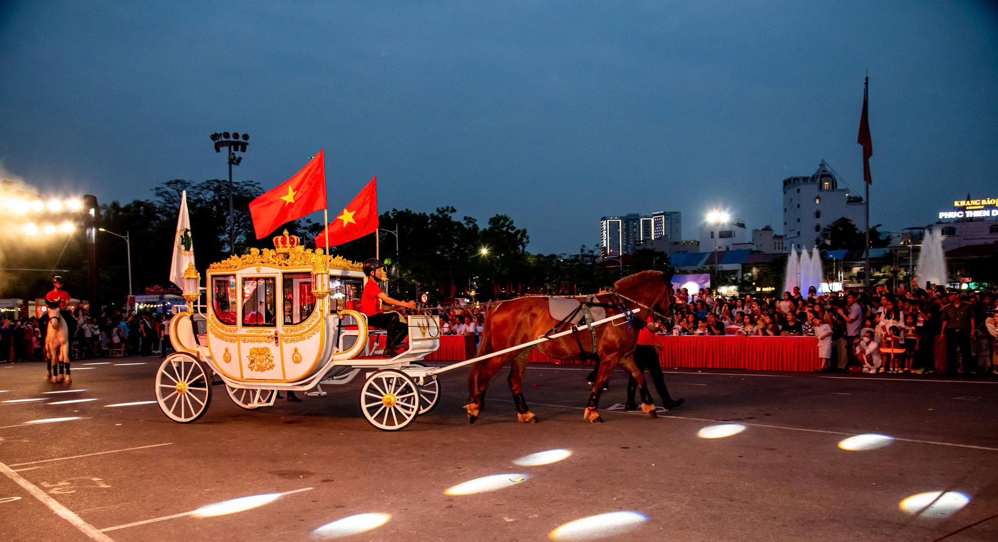 Đặc biệt lần đầu tiên xuất hiện khối tuấn mã diễu hành trên đường phố Hải Phòng, mang đến điểm nhấn mới lạ, thu hút sự thích thú của đông đảo người dân và du khách, cùng hòa mình vào không khí lễ hội đường phố năm nay.