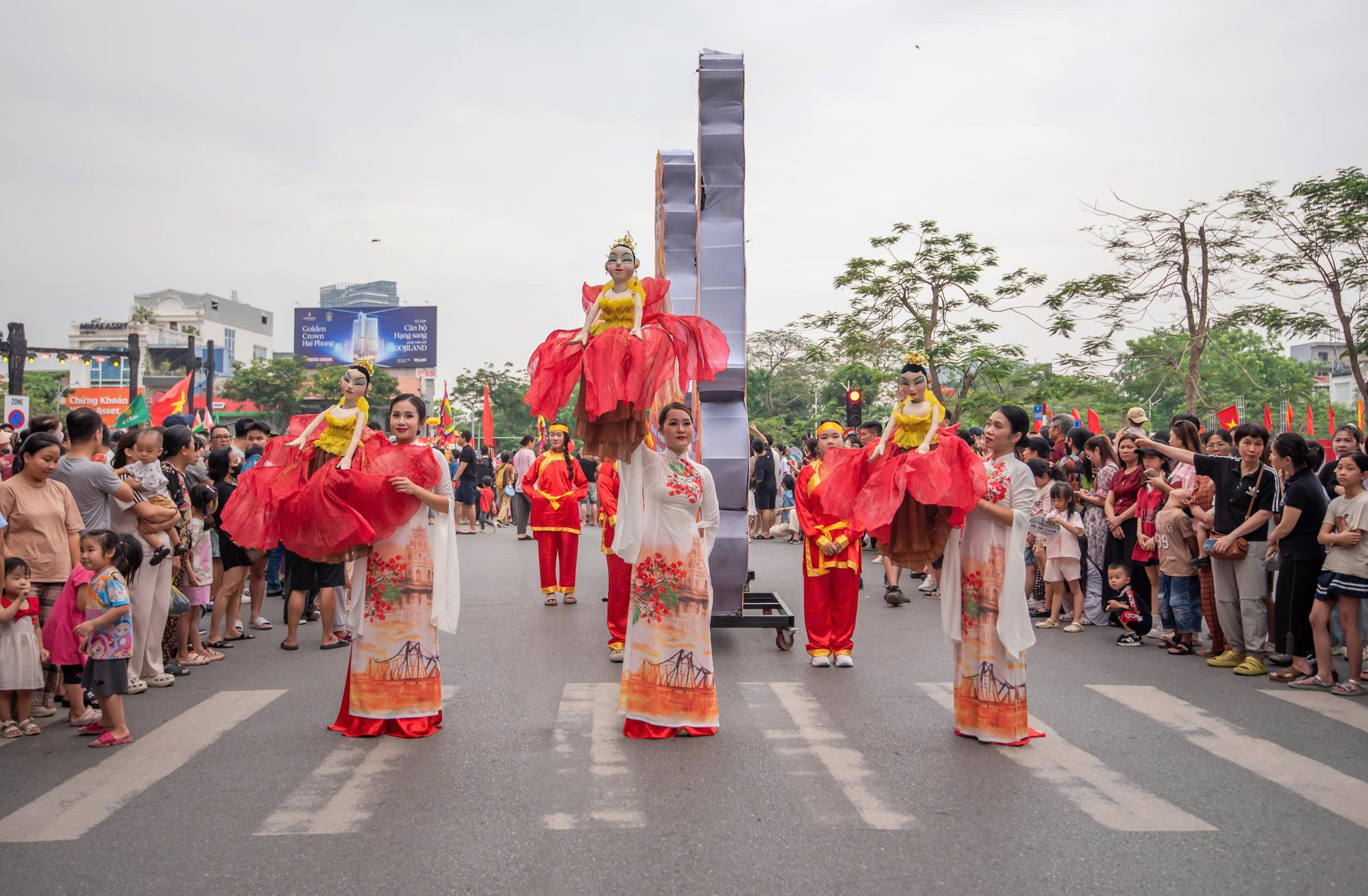 Liên hoan diễn ra từ 8/5 - 12/5/2026, tại Sân khấu Quảng trường nhà hát thành phố; Sân trung tâm Điện ảnh và Triển lãm thành phố và Nhà hát Sông Cấm với với chuỗi chương trình biểu diễn phong phú, đa dạng và đặc sắc. Đây cũng là cơ hội để Hải Phòng quảng bá hình ảnh một thành phố năng động, giàu truyền thống văn hóa và thân thiện đến với bạn bè trong nước và quốc tế.