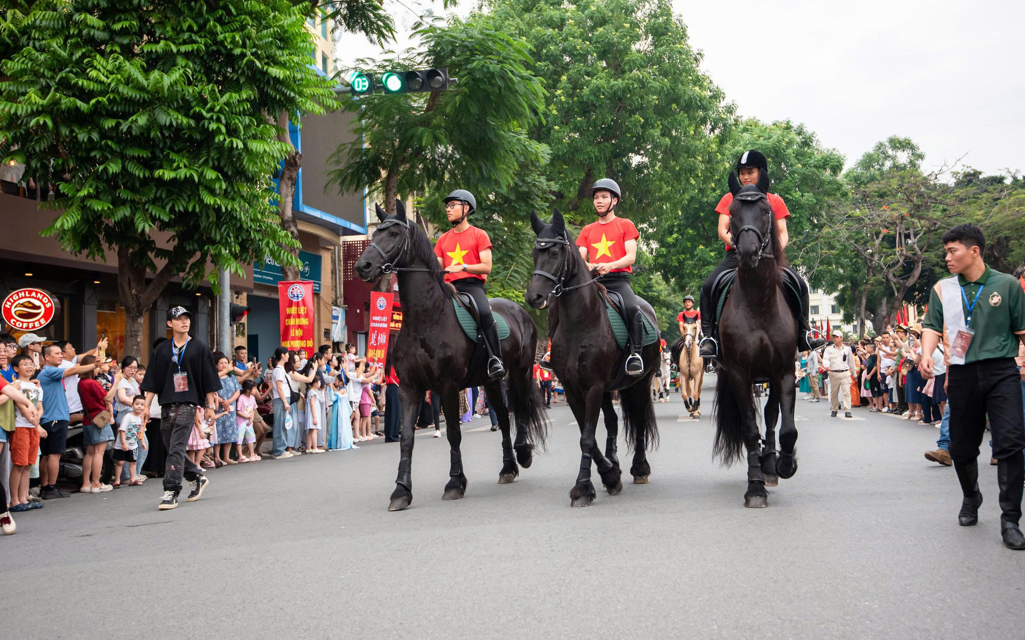 Khối diễu hành đặc biệt này gồm 12 chú ngựa đến từ Vinpearl Horse Academy Vũ Yên. Đây là đơn vị đào tạo và trải nghiệm cưỡi ngựa nằm trên đảo Vũ Yên (Hải Phòng).