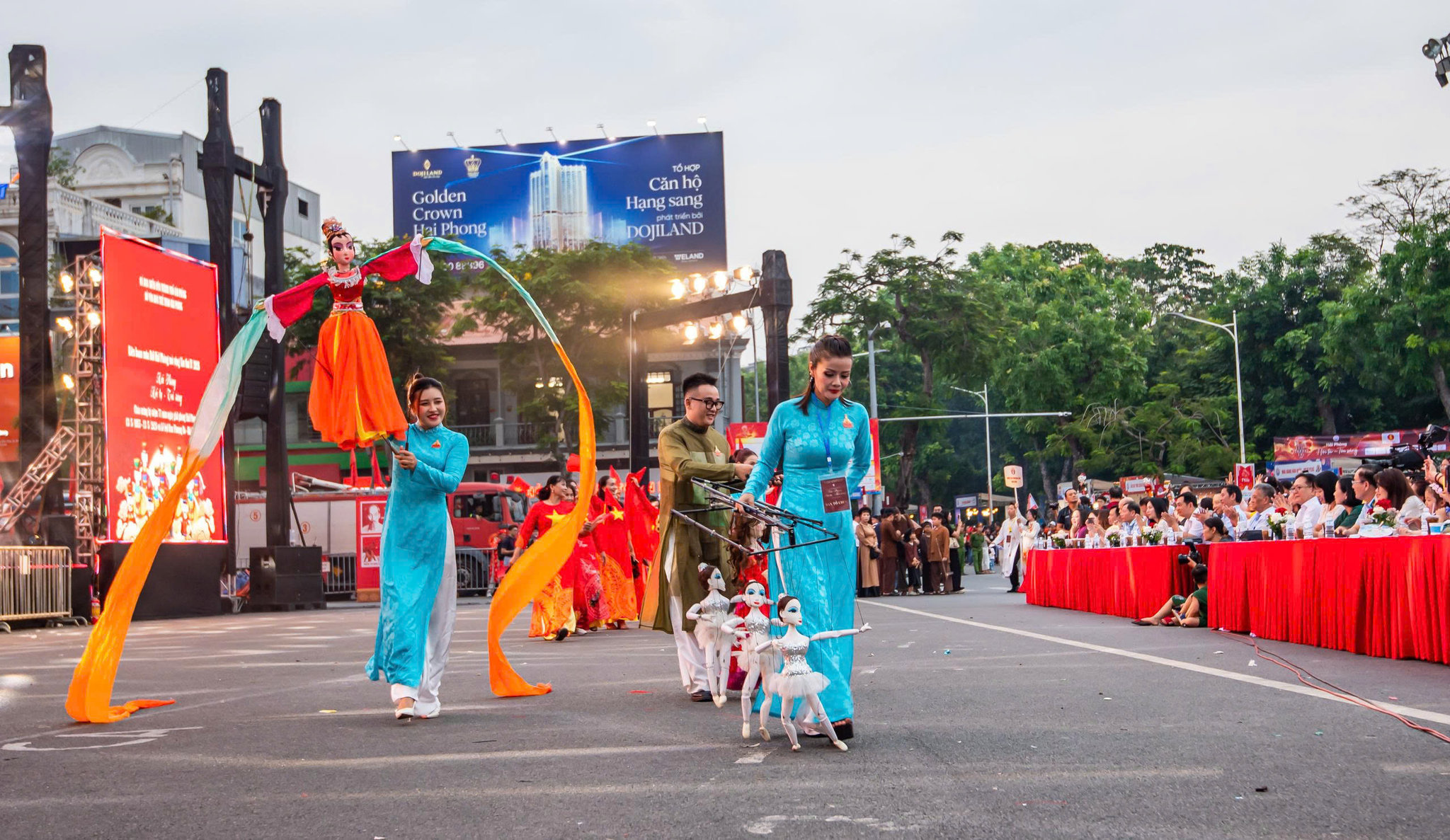 Trong suốt những ngày diễn ra Liên hoan múa rối Hải Phòng, khán giả sẽ được đắm mình trong không gian nghệ thuật đầy màu sắc, nơi các loại hình múa rối truyền thống và đương đại cùng tỏa sáng, nơi mỗi buổi diễn là một hành trình khám phá văn hoá, một sự gắn kết giữa nghệ thuật và công chúng.