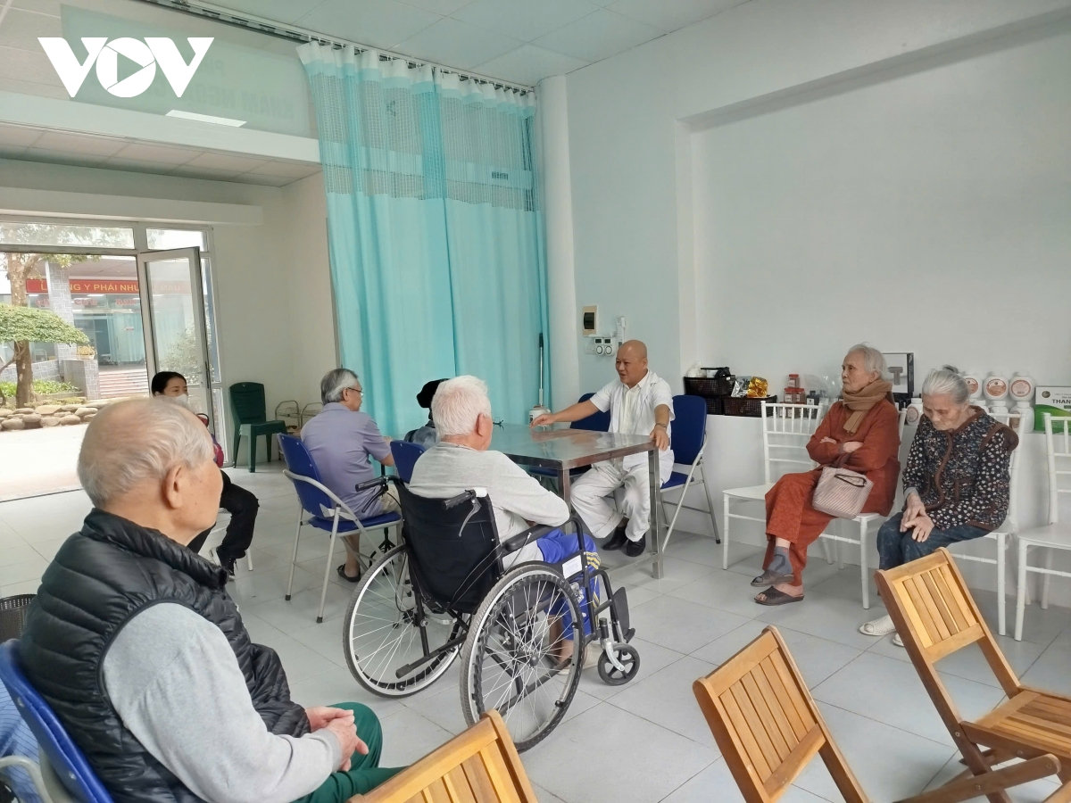 dan so gia hoa nhanh, y te viet nam dung truoc ap luc cham soc nguoi cao tuoi hinh anh 1