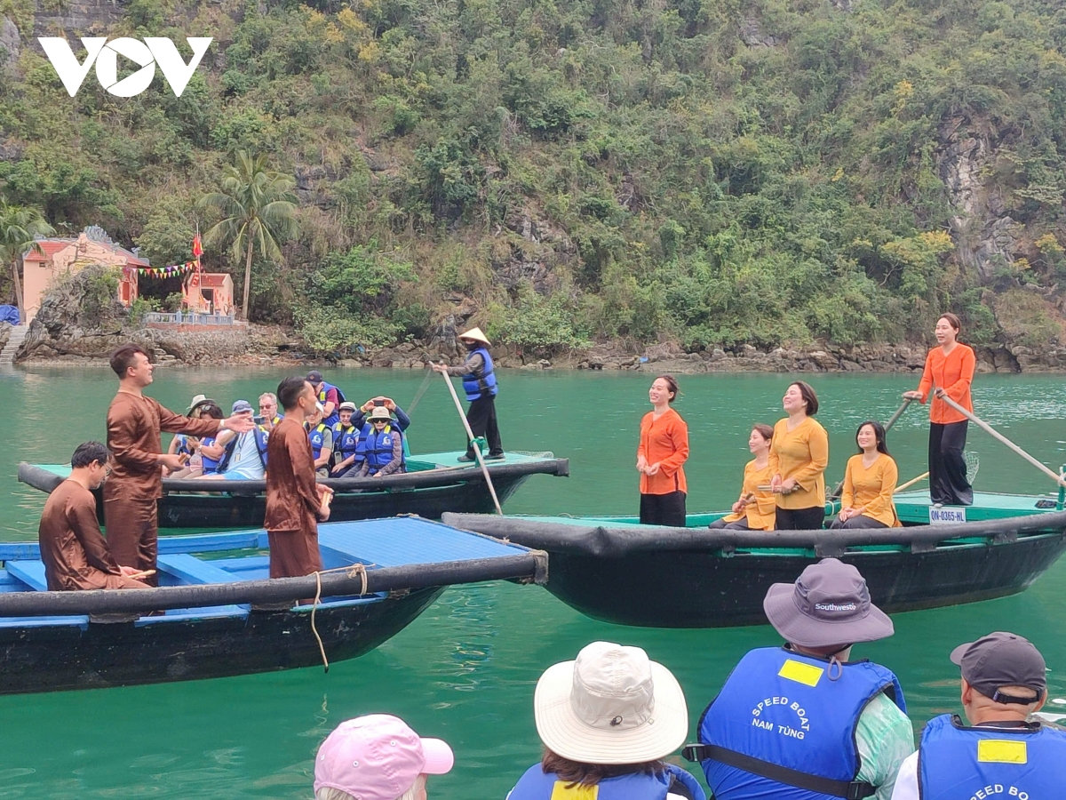 ngân vang tiếng hát giao duyên giữa lòng di sản vịnh hạ long hình ảnh 2 ngan vang tieng hat giao duyen giua long di san vinh ha long hinh anh 2
