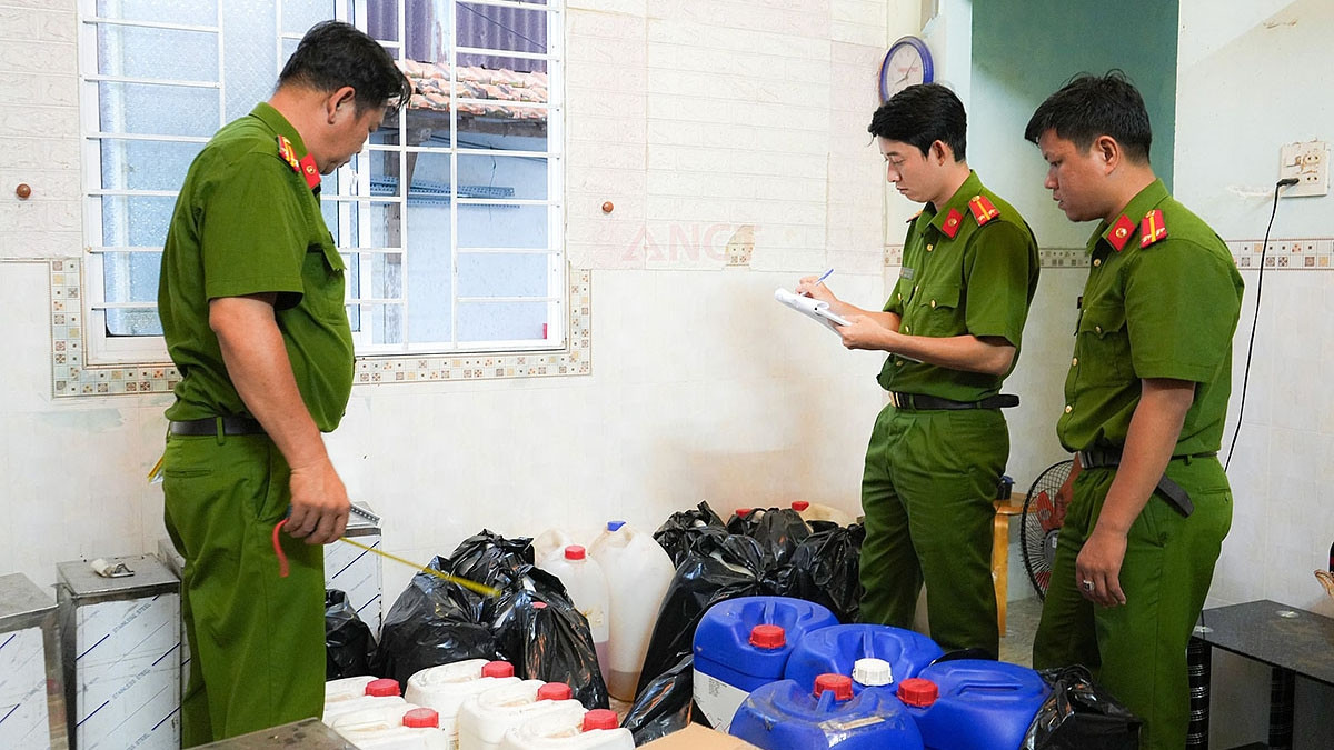 buôn bán nước hoa giả nhãn hiệu nổi tiếng, cặp vợ chồng bị khởi tố hình ảnh 2 buon ban nuoc hoa gia nhan hieu noi tieng, cap vo chong bi khoi to hinh anh 2