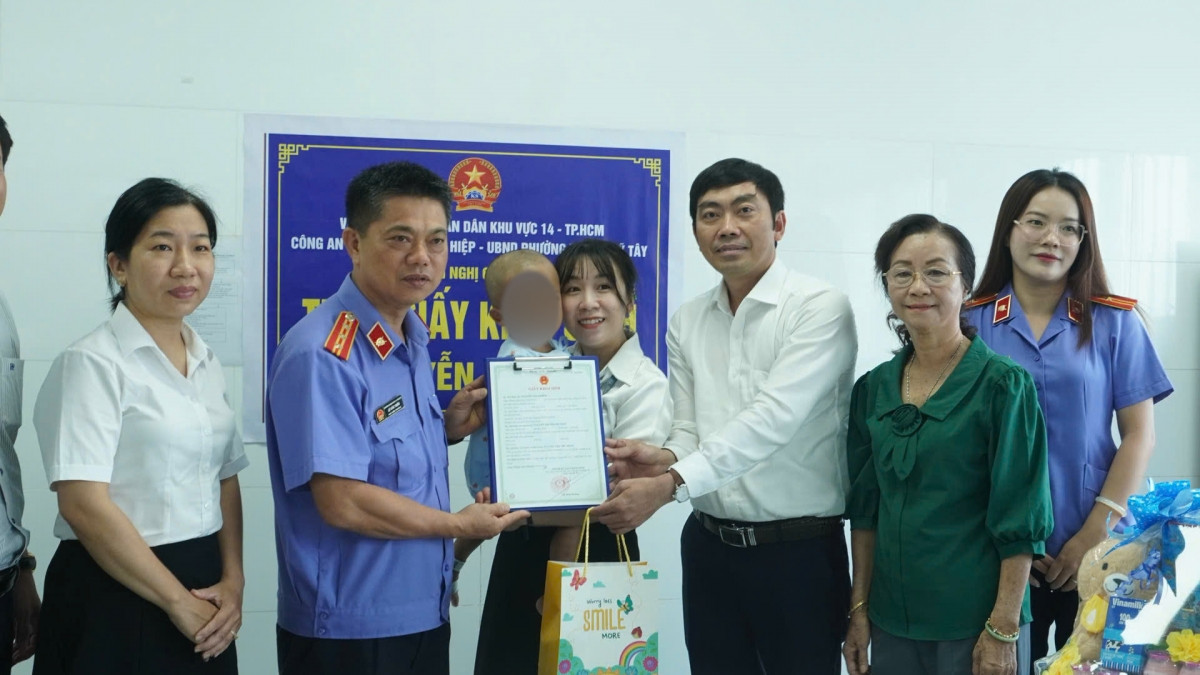 be trai bi bao hanh nhan giay khai sinh ngay tai benh vien hinh anh 1