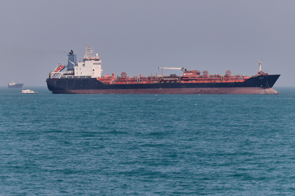 Một tàu chở dầu neo đậu tại eo biển Hormuz ngoài khơi Bandar Abbas, Iran, ngày 2/5/2026. (Ảnh tư liệu: Amirhosein Khorgooi/ISNA/AP)