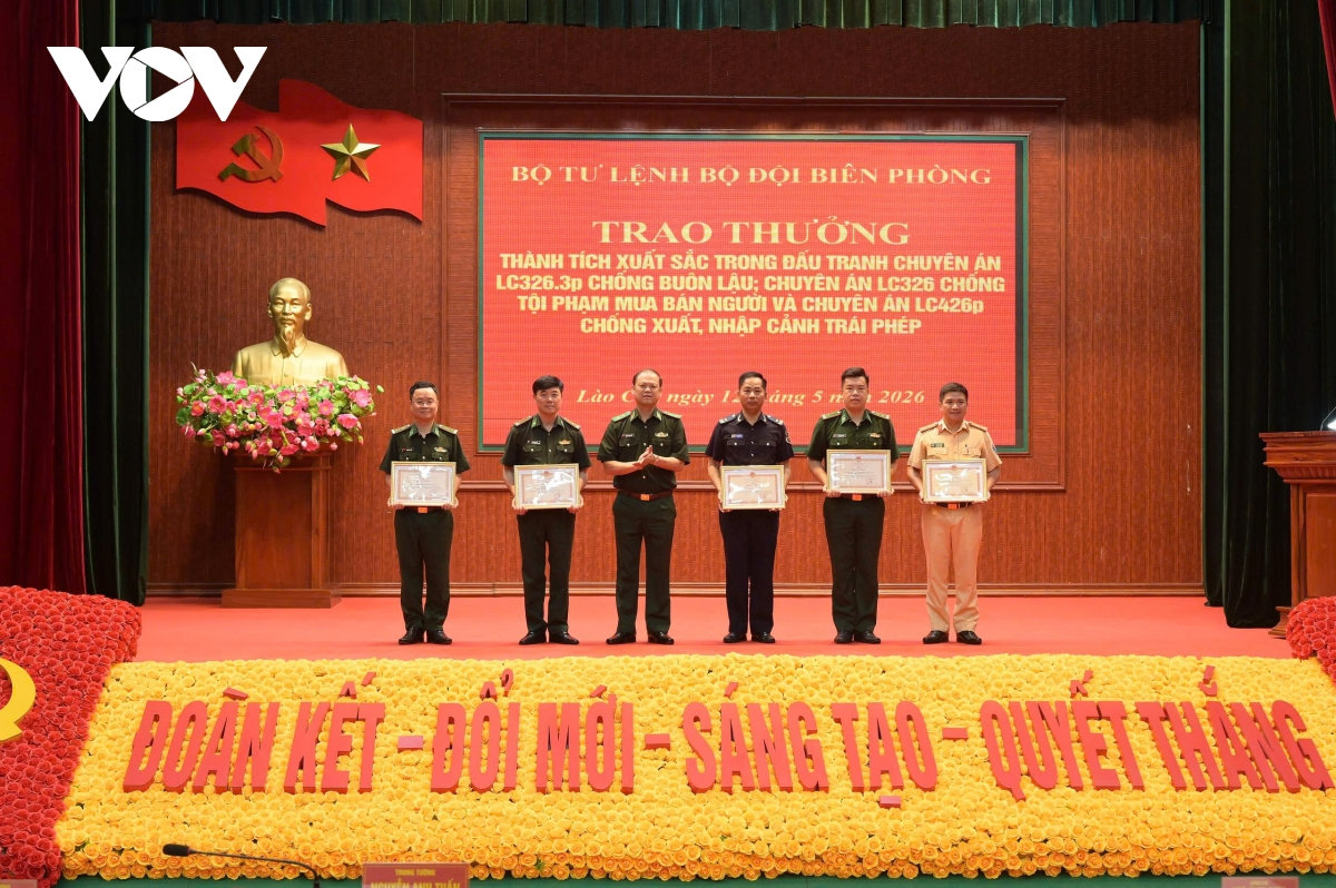 khen thưởng nóng lực lượng phá 3 chuyên án lớn trên biên giới lào cai hình ảnh 1 khen thuong nong luc luong pha 3 chuyen an lon tren bien gioi lao cai hinh anh 1