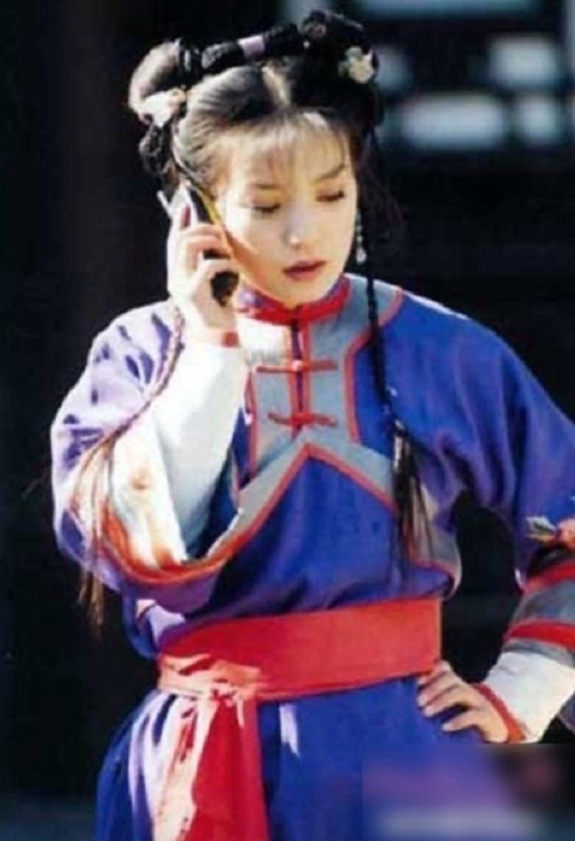 Triệu Vy khá bận rộn, thường xuyên phải nghe điện thoại sau khi nổi tiếng.