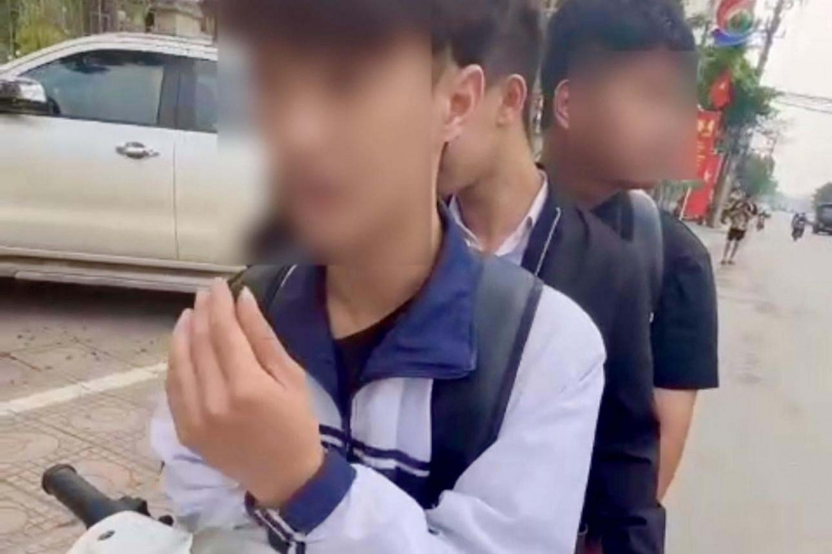 hang loat hoc sinh o ha noi vi pham giao thong bi csgt ghi hinh, xu ly hinh anh 1