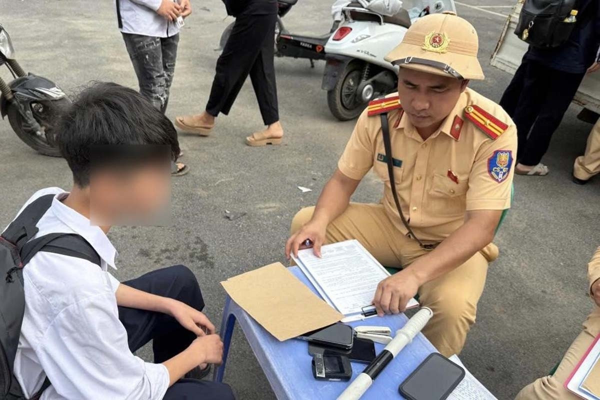 hang loat hoc sinh o ha noi vi pham giao thong bi csgt ghi hinh, xu ly hinh anh 2