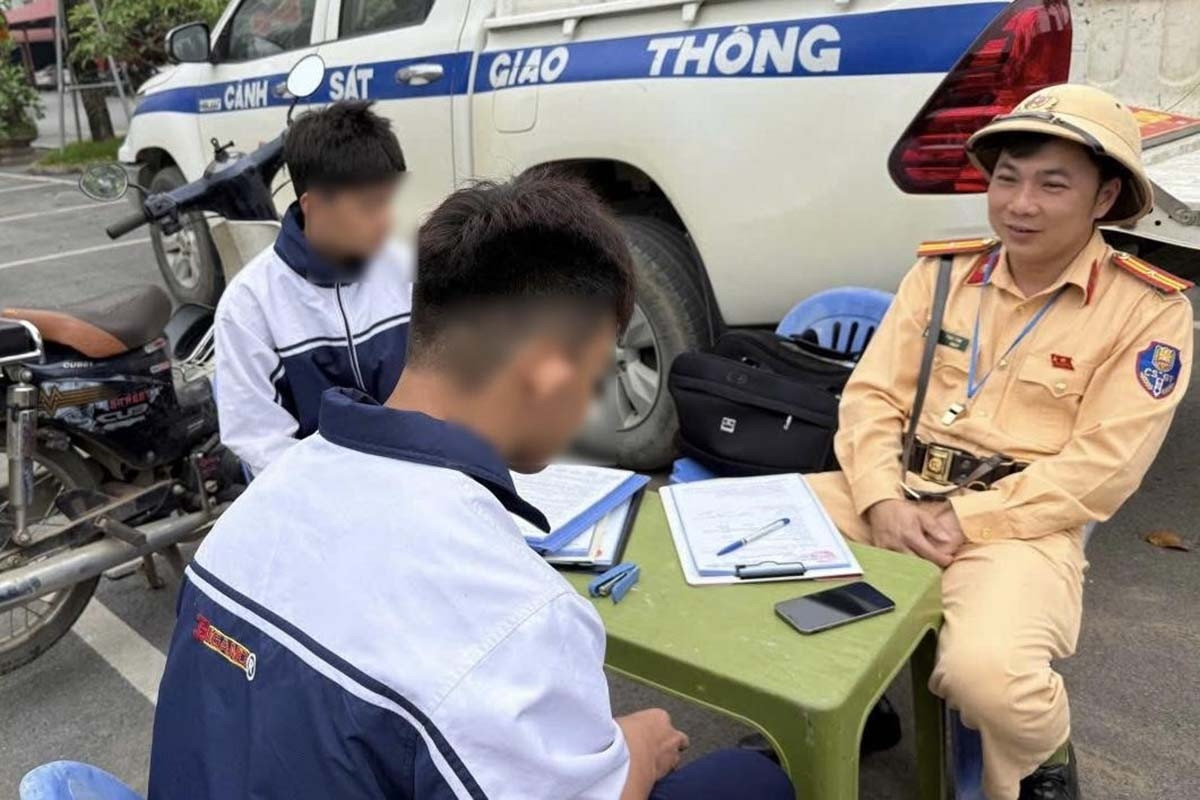 hang loat hoc sinh o ha noi vi pham giao thong bi csgt ghi hinh, xu ly hinh anh 3