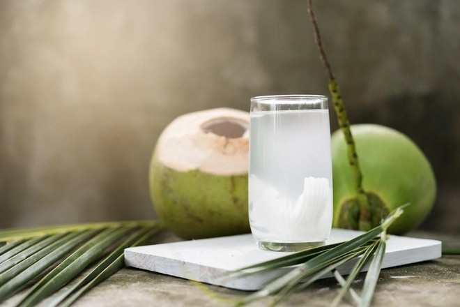 không chỉ giúp giải khát, uống nước dừa còn có loạt lợi ích sức khỏe bất ngờ này hình ảnh 1 khong chi giup giai khat, uong nuoc dua con co loat loi ich suc khoe bat ngo nay hinh anh 1