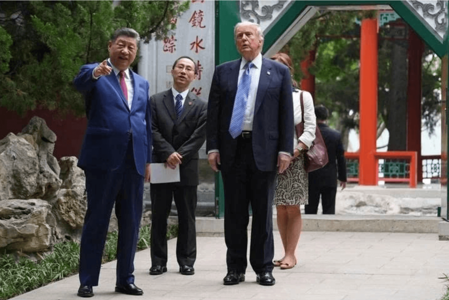 Tổng thống Mỹ Donald Trump được Chủ tịch Trung Quốc Tập Cận Bình chào đón tại khu vườn Trung Nam Hải ở Bắc Kinh - Ảnh: Reuters