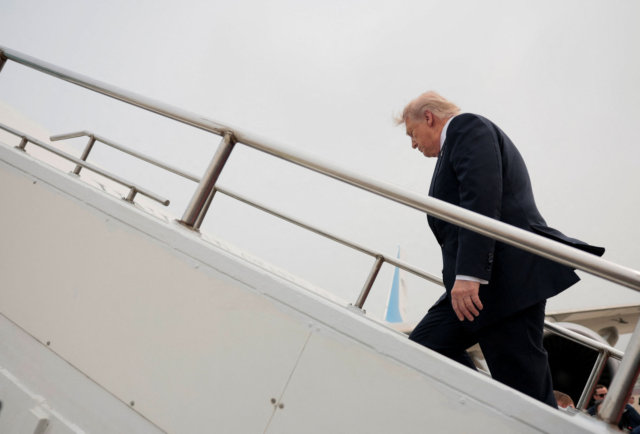 Tổng thống Mỹ Donald Trump lên chuyên cơ Không lực Một, rời Thủ đô Bắc Kinh, Trung Quốc, ngày 15/5/2026. (Ảnh: Reuters/Evan Vucci)