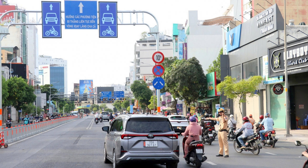 Đường cộng hòa thông thoáng trong ngày chính thức áp dụng phân làn linh hoạt hình ảnh 2 Duong cong hoa thong thoang trong ngay chinh thuc ap dung phan lan linh hoat hinh anh 2