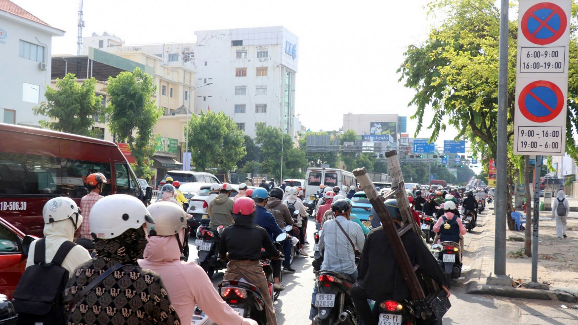 Đường cộng hòa thông thoáng trong ngày chính thức áp dụng phân làn linh hoạt hình ảnh 4 Duong cong hoa thong thoang trong ngay chinh thuc ap dung phan lan linh hoat hinh anh 4