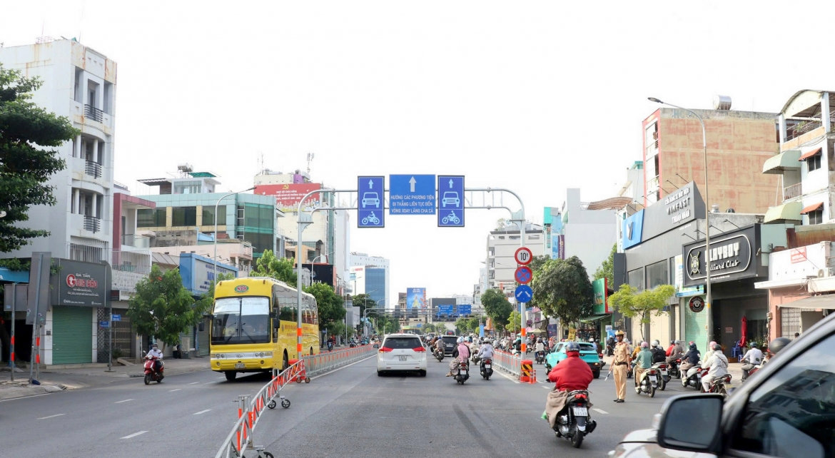 Đường cộng hòa thông thoáng trong ngày chính thức áp dụng phân làn linh hoạt hình ảnh 5 Duong cong hoa thong thoang trong ngay chinh thuc ap dung phan lan linh hoat hinh anh 5