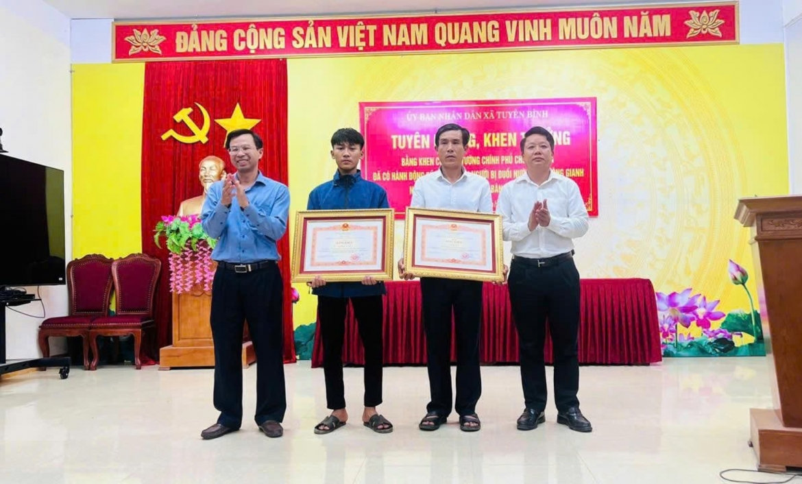 thủ tướng chính phủ tặng bằng khen hai cha con cứu người trên sông gianh hình ảnh 1 thu tuong chinh phu tang bang khen hai cha con cuu nguoi tren song gianh hinh anh 1
