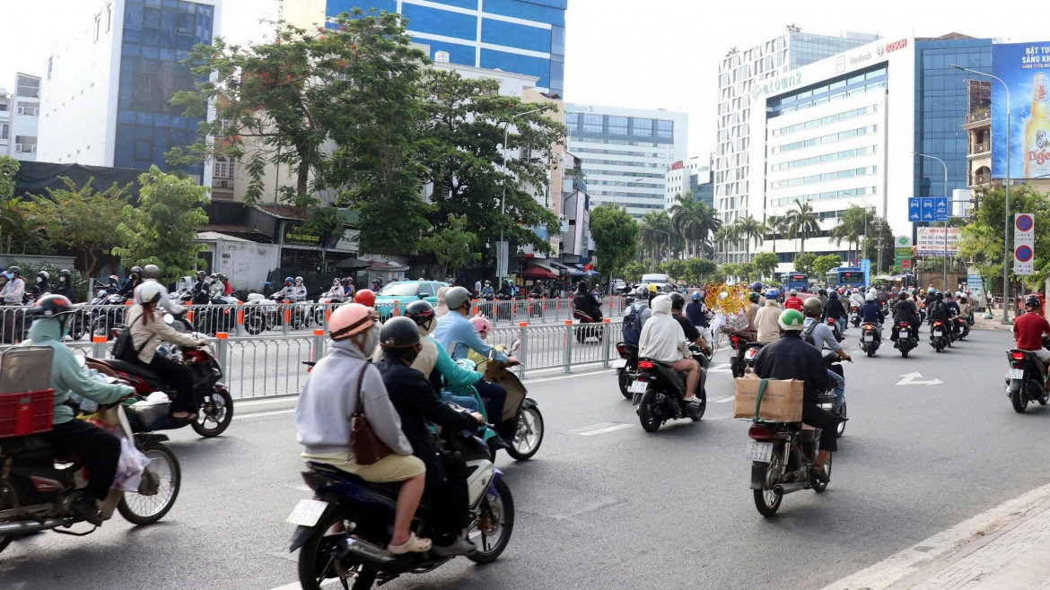 Đường cộng hòa thông thoáng trong ngày chính thức áp dụng phân làn linh hoạt hình ảnh 6 Duong cong hoa thong thoang trong ngay chinh thuc ap dung phan lan linh hoat hinh anh 6