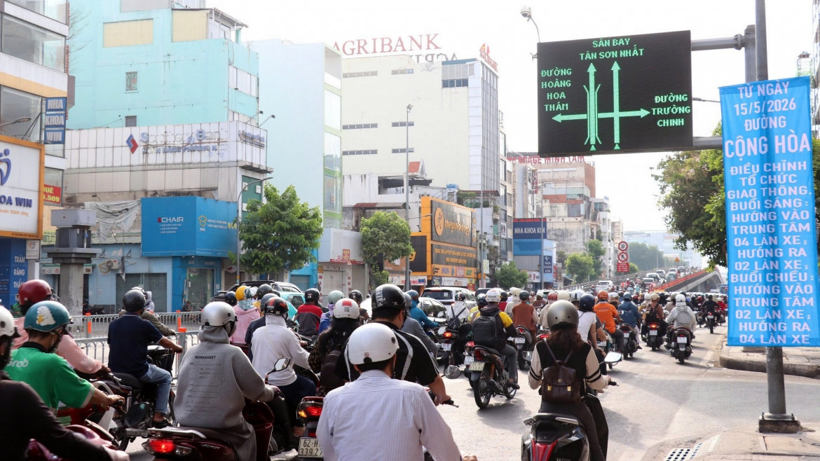 Đường cộng hòa thông thoáng trong ngày chính thức áp dụng phân làn linh hoạt hình ảnh 9 Duong cong hoa thong thoang trong ngay chinh thuc ap dung phan lan linh hoat hinh anh 9
