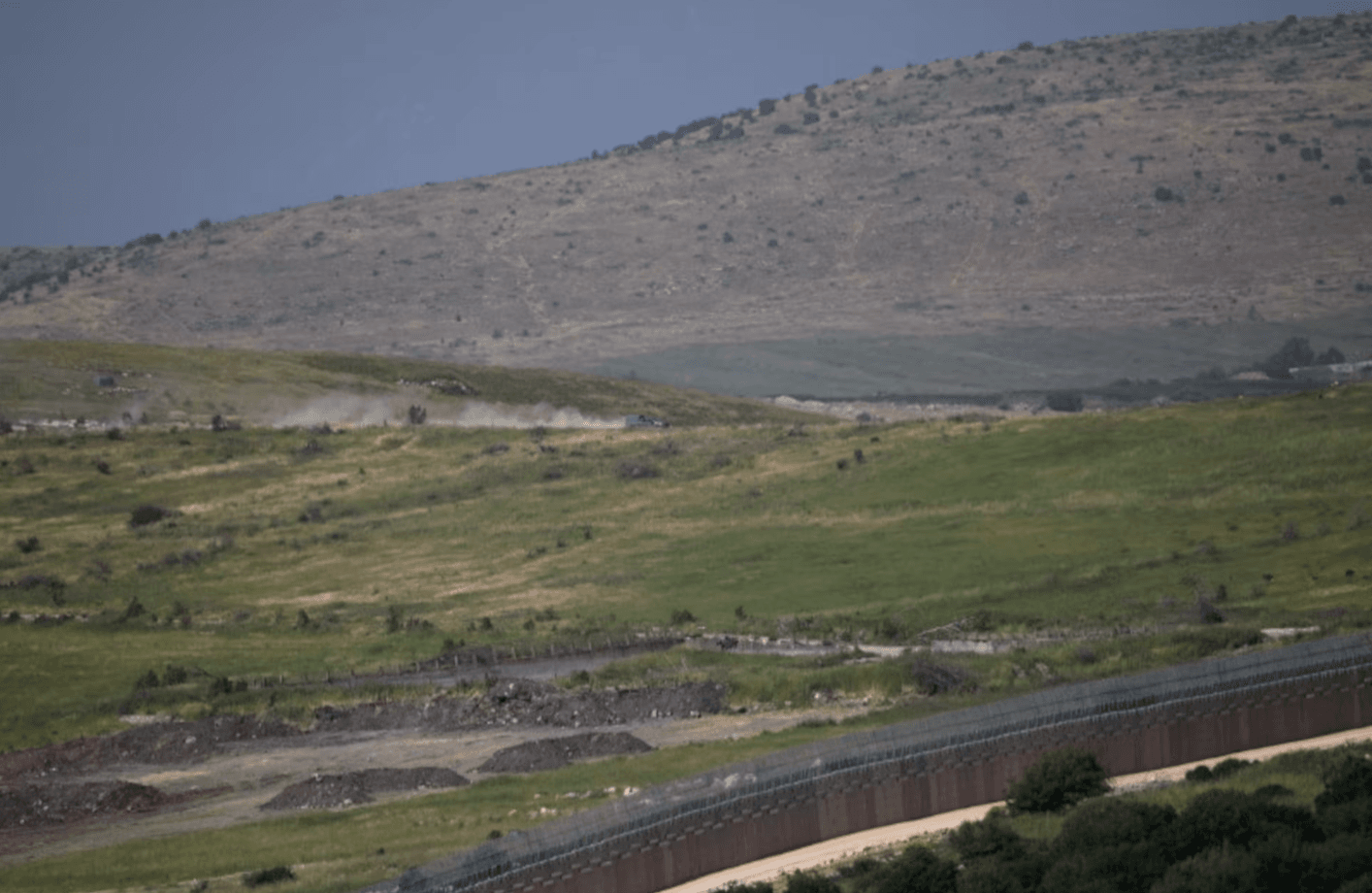Xe quân sự Israel ở Lebanon. (Ảnh: Reuters)