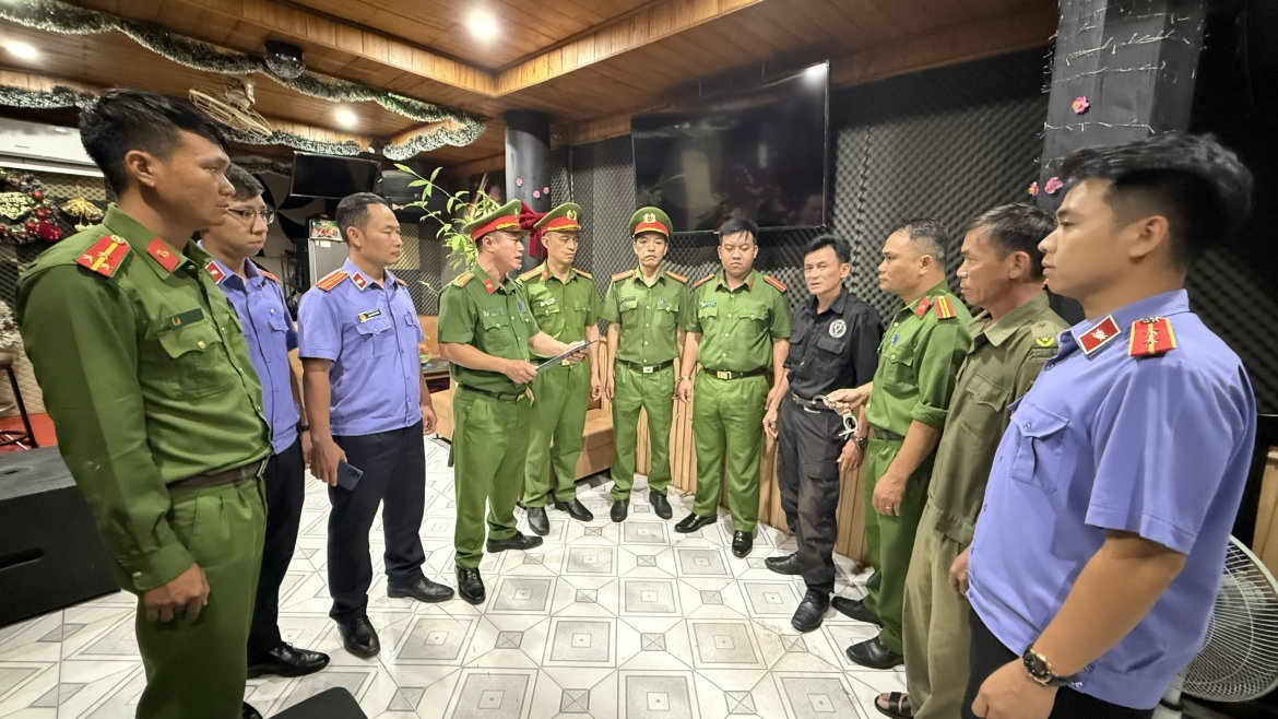 khoi to, bat tam giam nguoi dan ong lai xe jeep de doa tai xe cong nghe tai Dak lak hinh anh 1