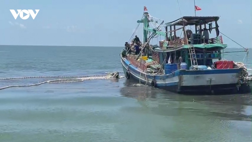 bo doi bien phong tinh vinh long xu ly 2 tau ca khai thac hai san gan bo hinh anh 1