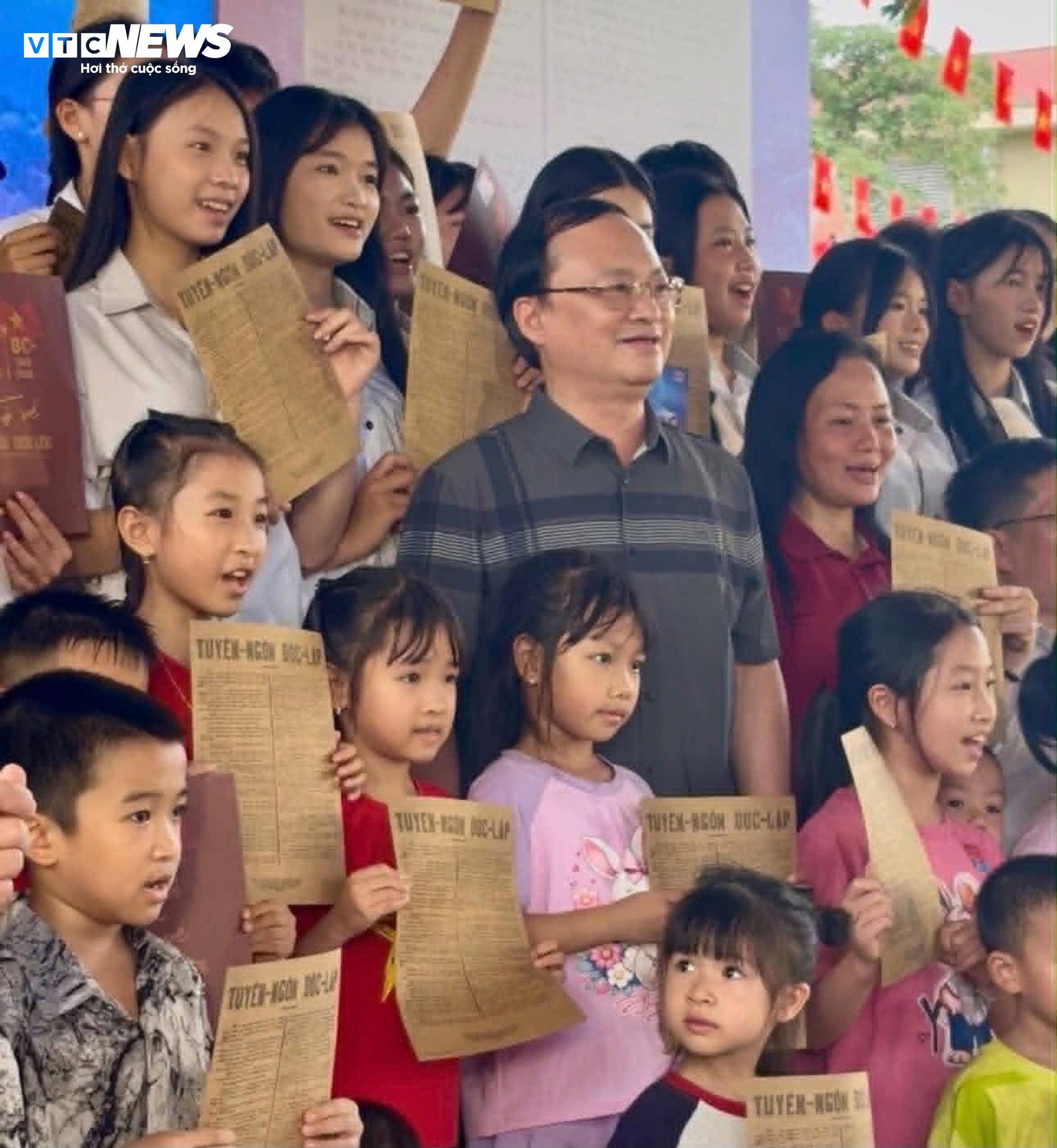 Uỷ viên Trung ương Đảng, Phó trưởng ban Tuyên giáo và Dân vận Trung ương, Bí thư Đảng uỷ, Tổng Giám đốc VOV Đỗ Tiến Sỹ tặng quà lưu niệm cho các em nhỏ trải nghiệm chương trình.