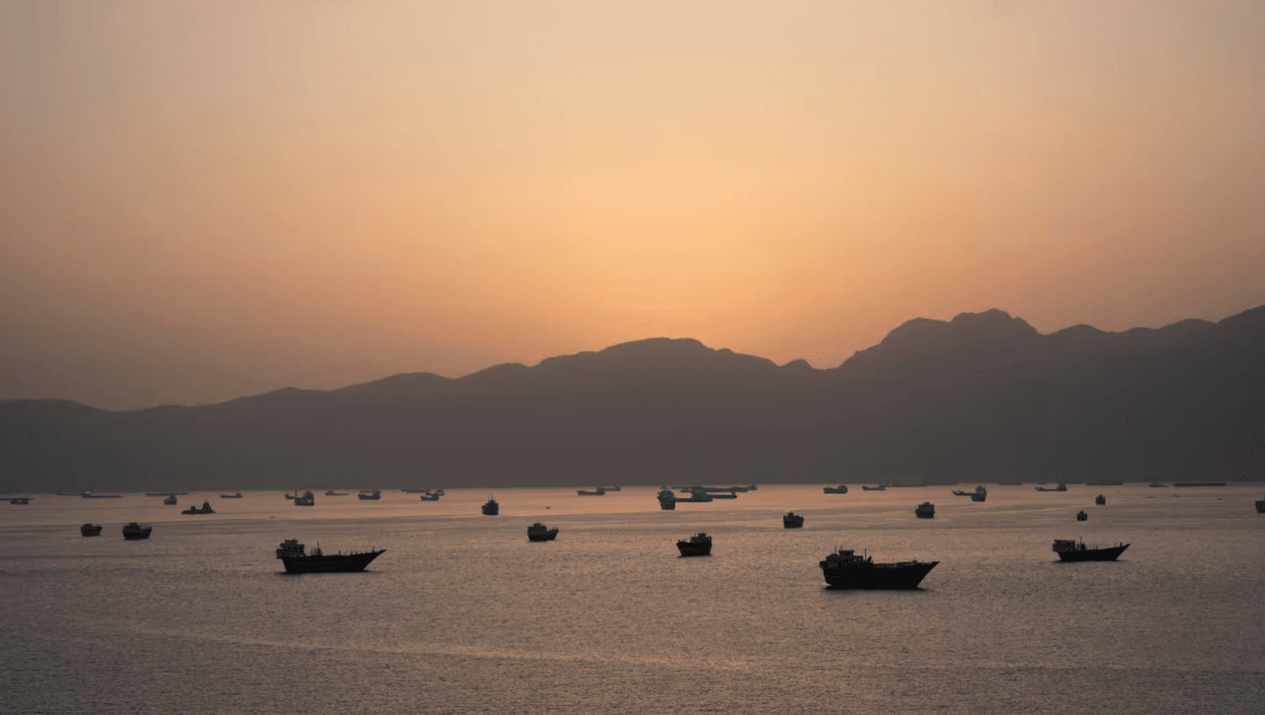 Tàu thuyền tại eo biển Hormuz. (Ảnh: Reuters)