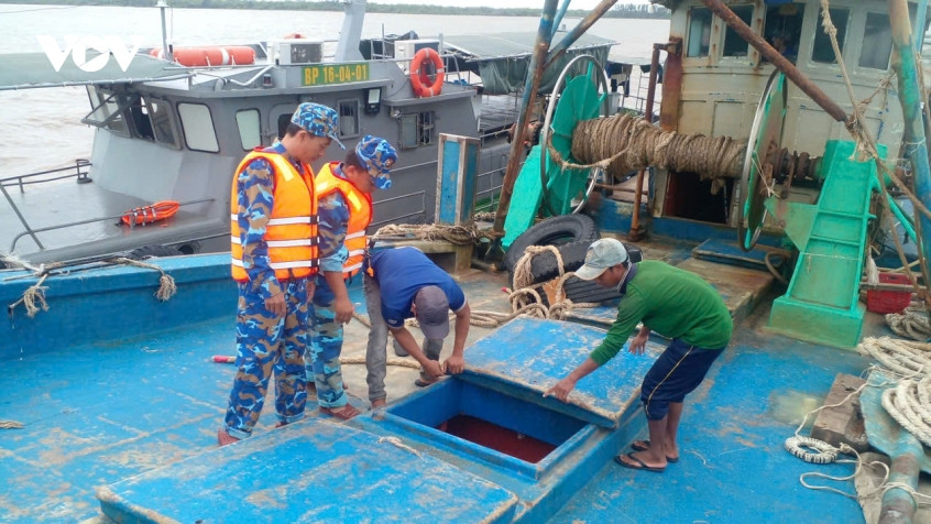 bo doi bien phong tinh vinh long xu ly 2 tau ca khai thac hai san gan bo hinh anh 2