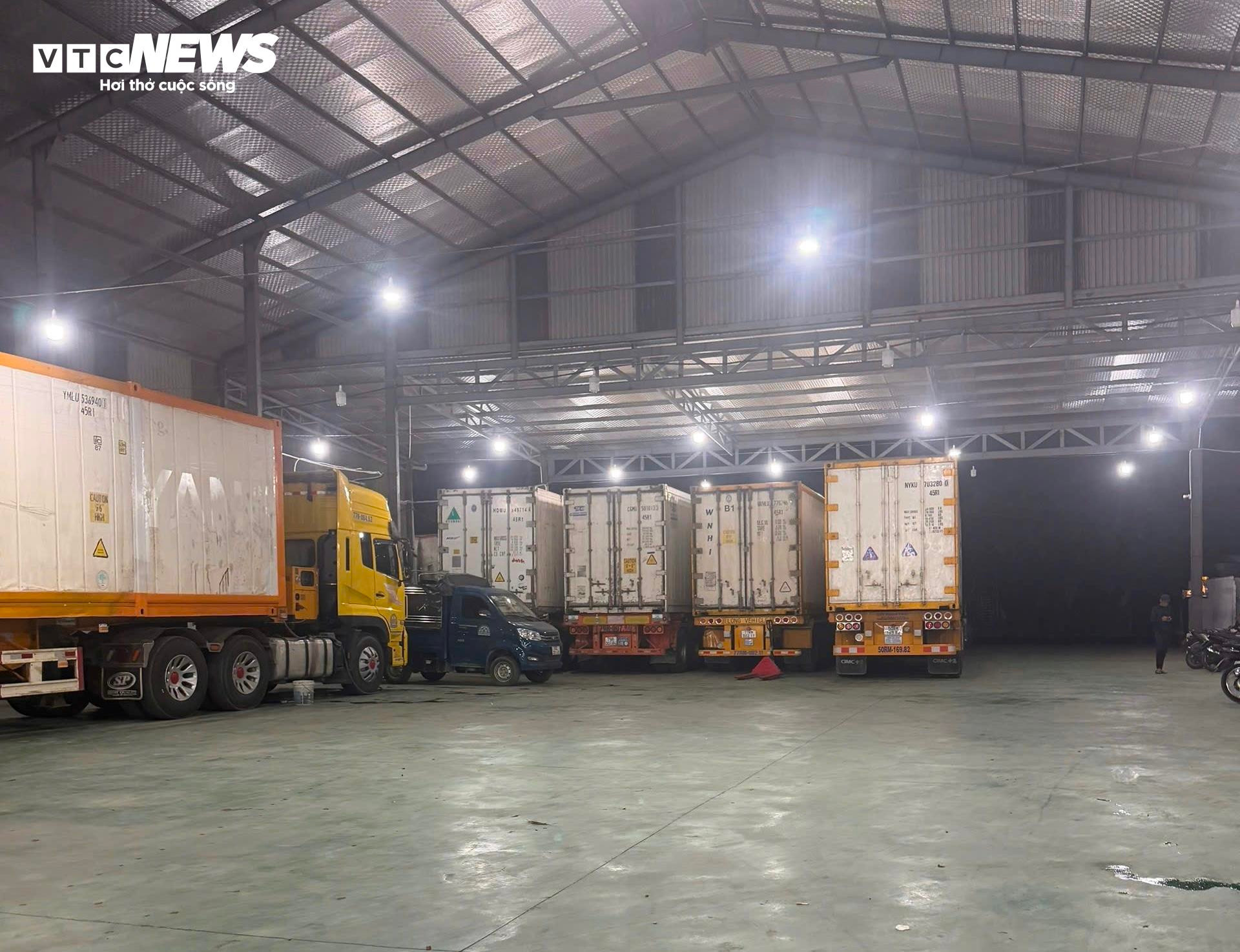 Container sầu riêng nằm chờ lấy mẫu kiểm nghiệm.