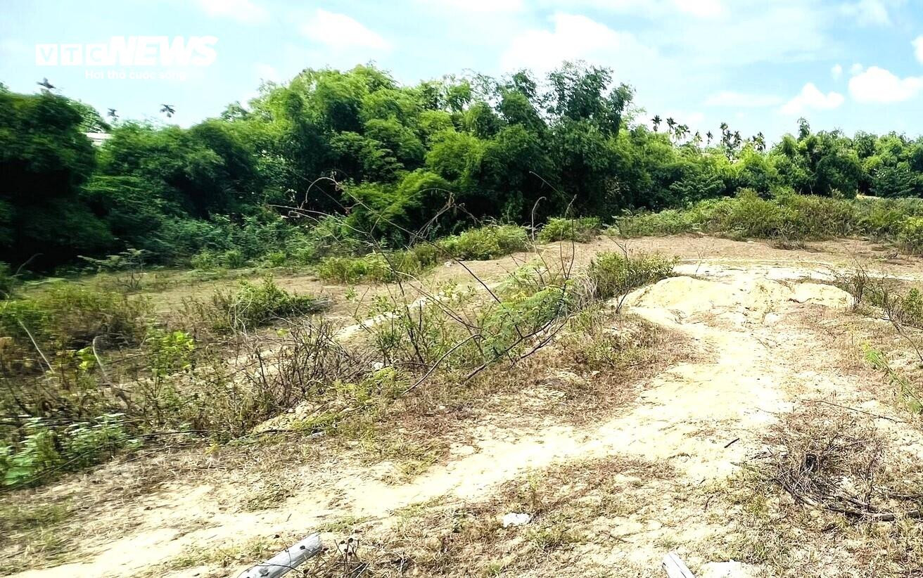 Hai cây cầu là hạng mục trọng điểm trên tuyến dài hơn 4km, kết nối khu vực Nam Phước với các vùng lân cận, liên thông Quốc lộ 1A và Quốc lộ 14H. Dù phần cầu đã hoàn thiện từ hơn 2 năm trước, hệ thống đường dẫn vẫn chưa đồng bộ nên công trình chưa thể khai thác.
