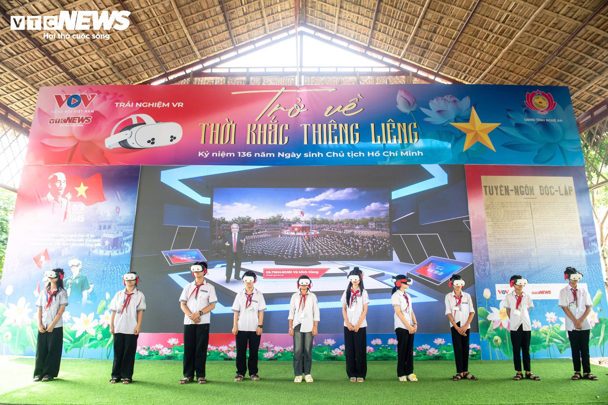 Các em học sinh trường THCS Kim Liên trải nghiệm chương trình thực tế ảo