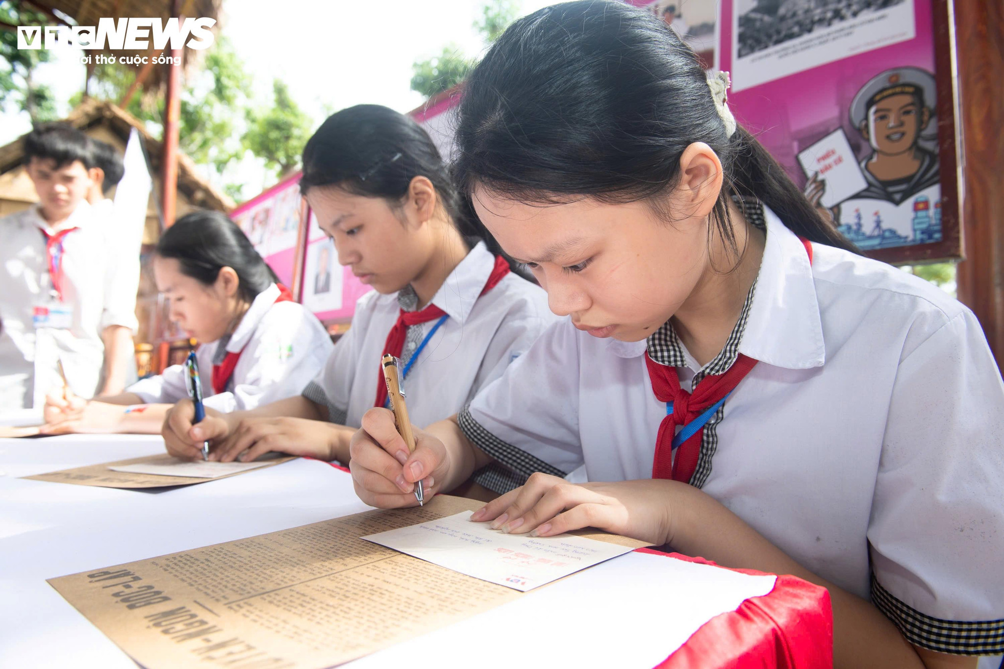Các em học sinh viết những dòng lưu bút sau khi trải nghiệm chương trình.
