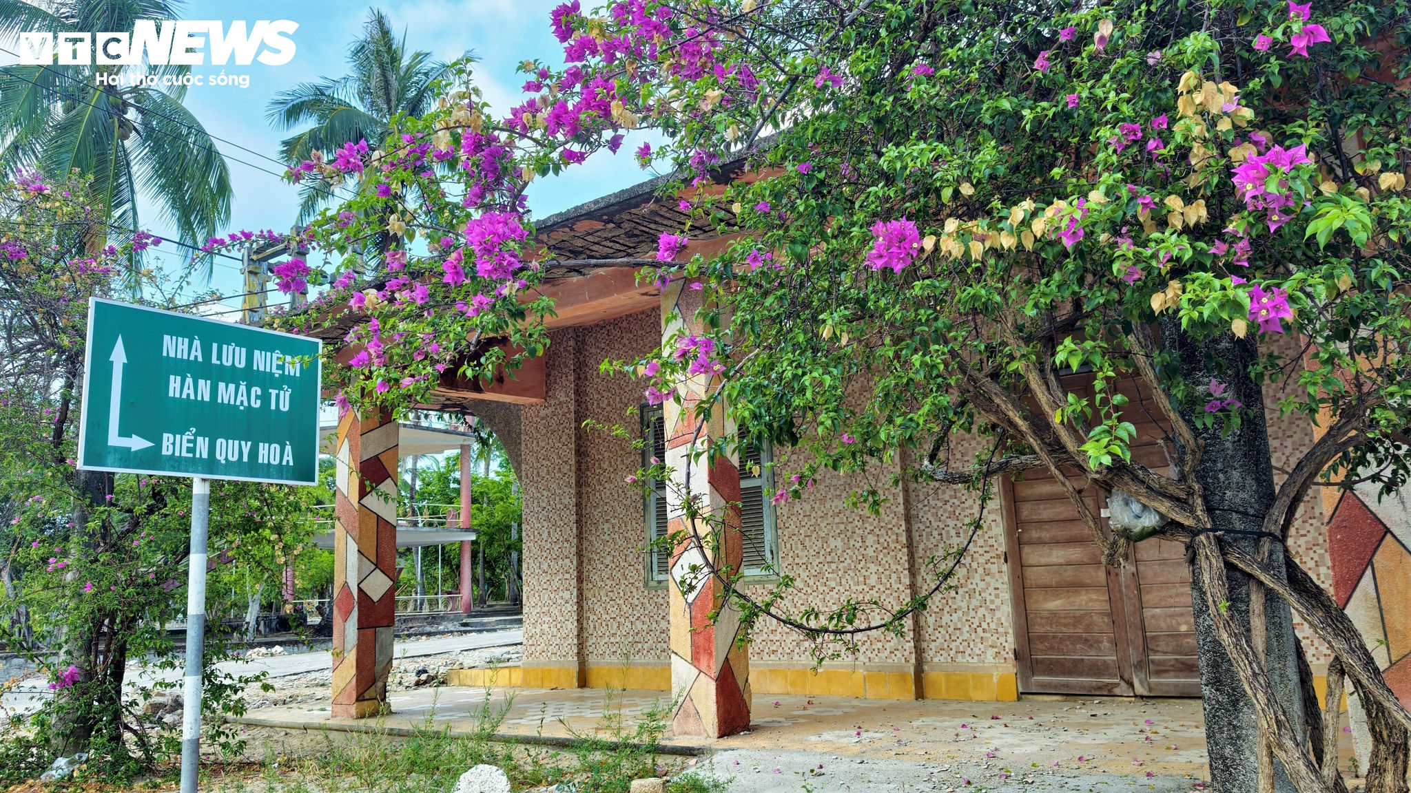 Nơi đây cũng là nơi sống, sáng tác và trút hơi thở cuối cùng của người thi sĩ tài hoa bạc mệnh Hàn Mặc Tử vào năm 1940. Căn phòng lưu niệm Hàn Mặc Tử ngày nay vẫn trầm mặc dưới bóng dừa, như một chứng tích cho một hồn thơ bất tử bên chân sóng.
