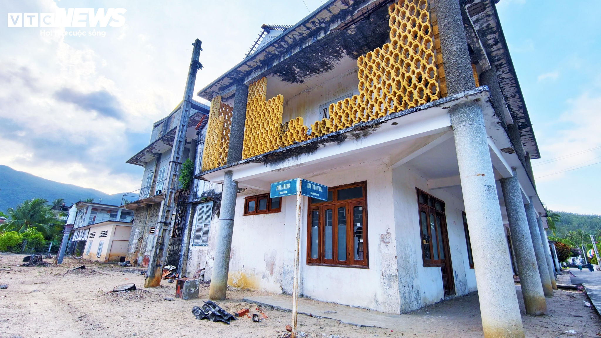 Mỗi ngôi nhà, mỗi góc phố nhỏ ở đây đều mang một kiến trúc riêng biệt, không trùng lặp, tạo nên một quần thể cổ kính hiếm có.
