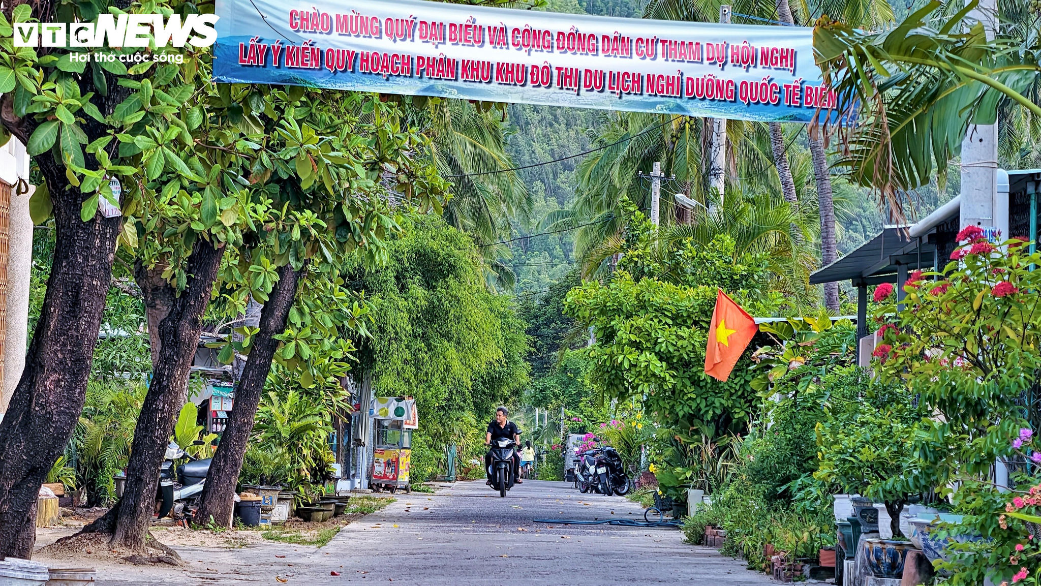 Những con đường nhỏ phong rêu, sạch sẽ dẫn lối qua các ngôi nhà cổ, nơi các bệnh nhân phong thế hệ thứ hai, thứ ba đang sinh sống hòa nhập.