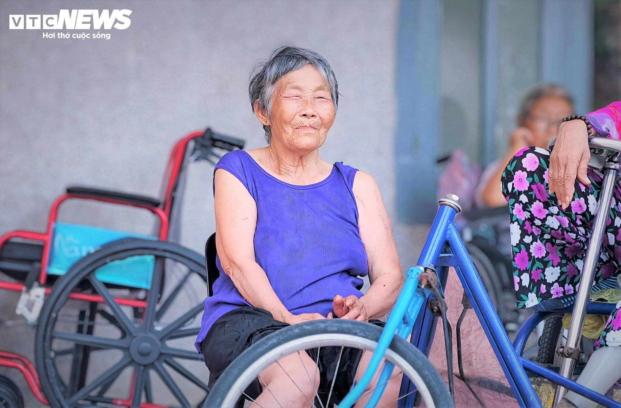 Họ sống gắn kết, bao bọc lẫn nhau trong một cộng đồng chan chứa tình làng nghĩa xóm. Đối với họ, Quy Hòa không chỉ là nơi điều trị, mà là quê hương, là nơi họ được đón nhận, được yêu thương và được sống một cuộc đời đúng nghĩa.