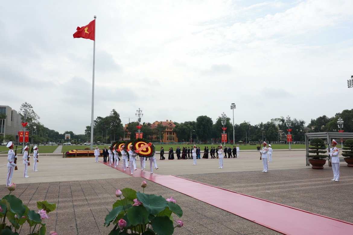 ky niem 136 nam ngay sinh chu tich ho chi minh lanh dao Dang, nha nuoc vao lang vieng bac hinh anh 1