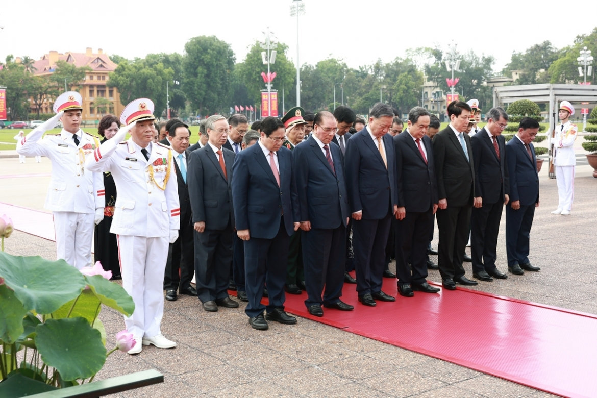 ky niem 136 nam ngay sinh chu tich ho chi minh lanh dao Dang, nha nuoc vao lang vieng bac hinh anh 2