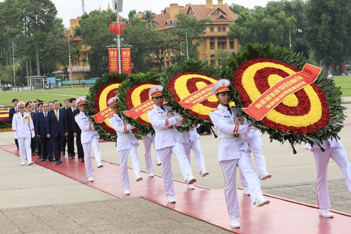 ky niem 136 nam ngay sinh chu tich ho chi minh lanh dao Dang, nha nuoc vao lang vieng bac hinh anh 3
