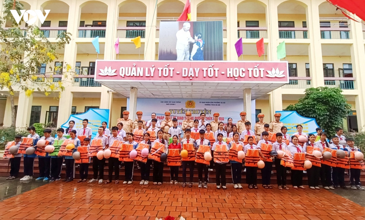 hon 1.300 hoc sinh duoc trang bi ky nang phong, chong duoi nuoc truoc mua he hinh anh 1