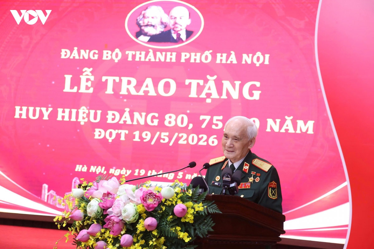 tổng bí thư, chủ tịch nước tô lâm trao tặng huy hiệu Đảng cho đảng viên lão thành tại hà nội hình ảnh 6 tong bi thu, chu tich nuoc to lam trao tang huy hieu Dang cho dang vien lao thanh tai ha noi hinh anh 6