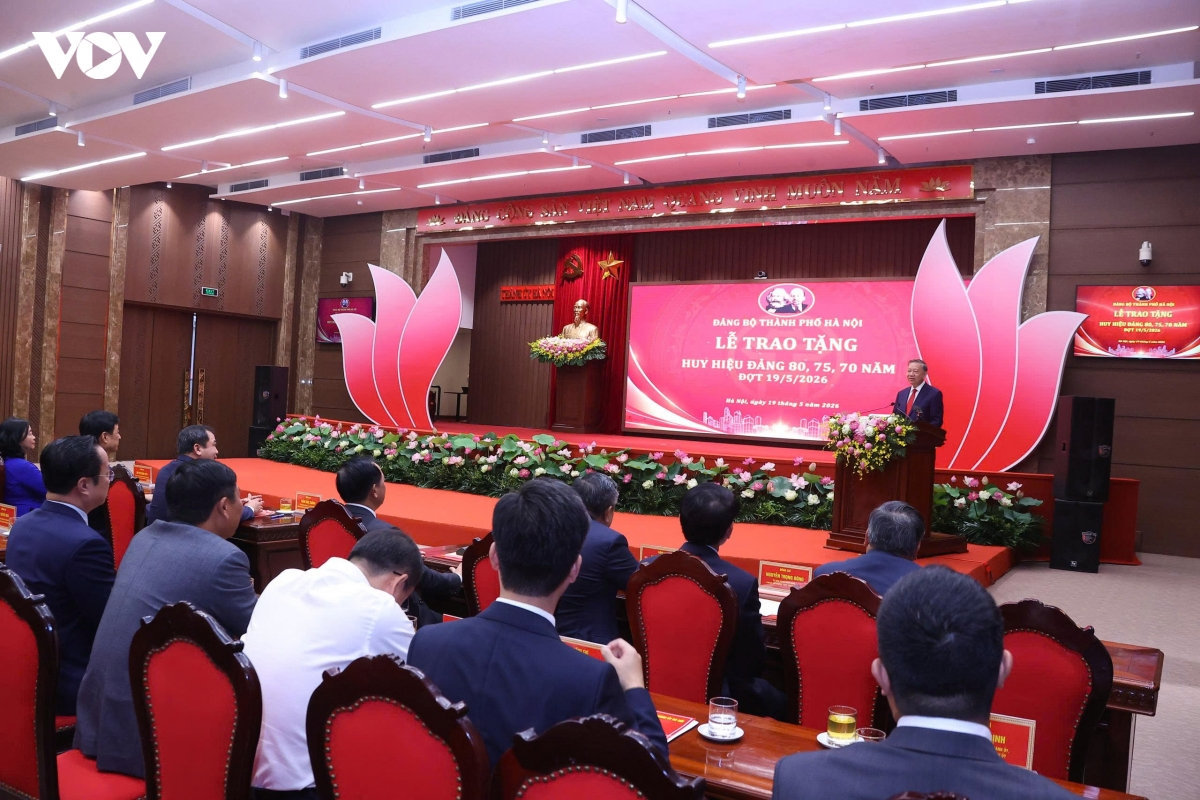 tổng bí thư, chủ tịch nước tô lâm trao tặng huy hiệu Đảng cho đảng viên lão thành tại hà nội hình ảnh 1 tong bi thu, chu tich nuoc to lam trao tang huy hieu Dang cho dang vien lao thanh tai ha noi hinh anh 1