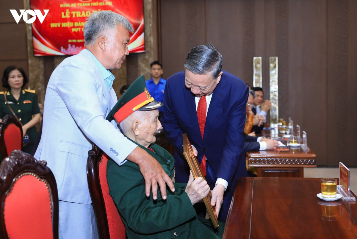 tổng bí thư, chủ tịch nước tô lâm trao tặng huy hiệu Đảng cho đảng viên lão thành tại hà nội hình ảnh 4 tong bi thu, chu tich nuoc to lam trao tang huy hieu Dang cho dang vien lao thanh tai ha noi hinh anh 4