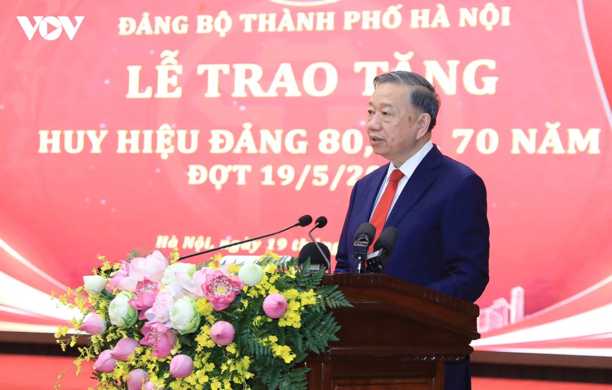 tổng bí thư, chủ tịch nước tô lâm trao tặng huy hiệu Đảng cho đảng viên lão thành tại hà nội hình ảnh 3 tong bi thu, chu tich nuoc to lam trao tang huy hieu Dang cho dang vien lao thanh tai ha noi hinh anh 3
